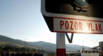 Muž sedel na koľajniciach, zabil ho vlak